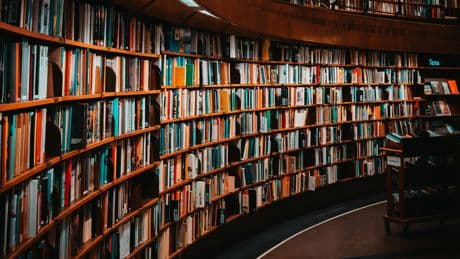 Anthropic entrenó su IA con millones de libros con copyright. A un juez eso le ha parecido correctísimo (con un gran asterisco)
