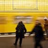 Mehrere Passagiere waren im Zug: Unbekannter schießt auf Berliner U-Bahn und entkommt