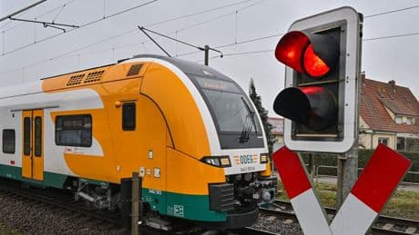 Das müssen Pendler jetzt wissen - Wichtige Bahnlinie nach Berlin wochenlang gesperrt