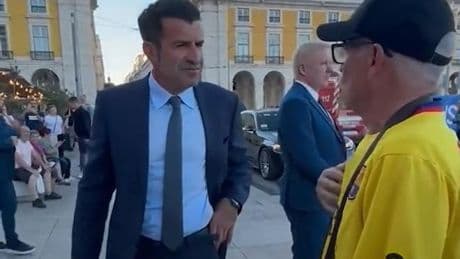 Figo se encara con un aficionado del Barça que lo llamó "traidor"