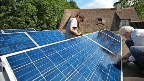 Te veel zon? Enexis betaalt huiseigenaren om zonnepanelen tijdelijk te dimmen