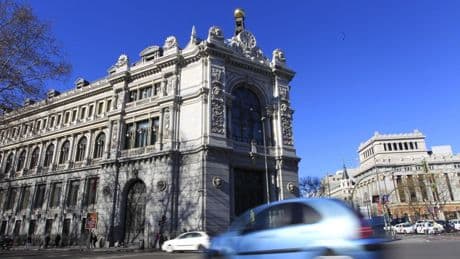 El impacto de la incertidumbre causada por los aranceles restaría hasta tres décimas al PIB en tres años, según el BdE