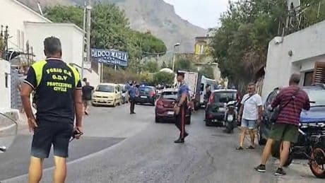 Ischia, sparatoria a Forio: tre morti, due cadaveri trovati vicino a un albergo. «Ipotesi motivi passionali»