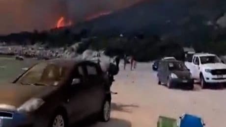 Chaos op Sardinië: strandgangers vluchten in auto’s voor bosbrand