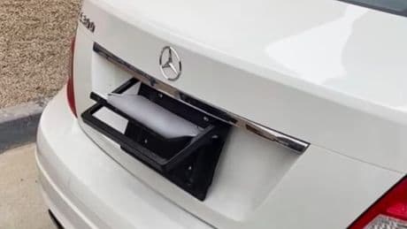 Polizisten sind baff: Dieser Mercedes hat ein Kennzeichen wie James Bond