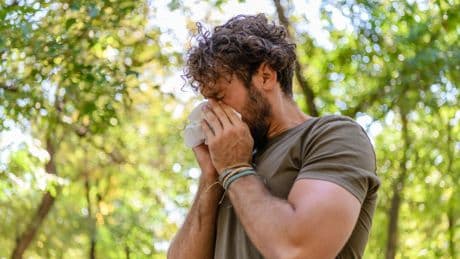 Infektionen: Husten und Schnupfen mitten im Sommer – was Sie darüber wissen sollten