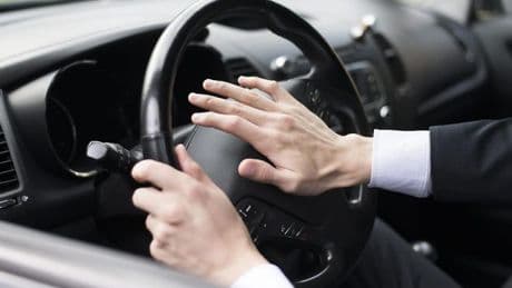 ¿Cuándo debe usarse el claxon de tu coche? Cuidado con la multa