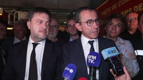 Incendie à Marseille: Bruno Retailleau prévient que "le feu n'est pas encore fixé" et recense "110 blessés légers"