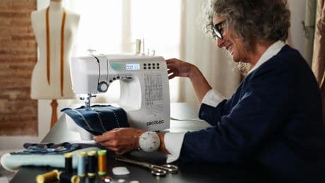 Esta máquina de coser es apuesta segura para tu hogar: 215 puntadas y pantalla LCD
