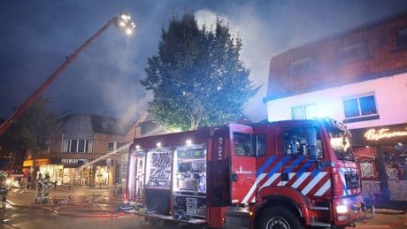 Appartementen onbewoonbaar na brand boven snackbar in Lunteren