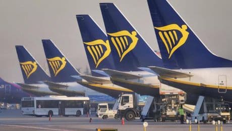 Flugverkehr: Ryanair wegen niedriger Ticketpreise mit Gewinneinbruch
