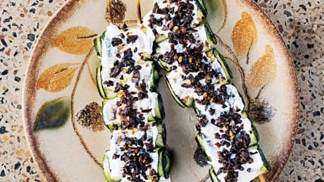 Recept: courgettespiesjes met yoghurt & gedroogde olijven