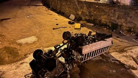 Dereye düşen kamyonette yangın çıktı