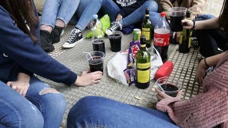 Los médicos reclaman fuertes subidas de impuestos al alcohol para evitar miles de muertes