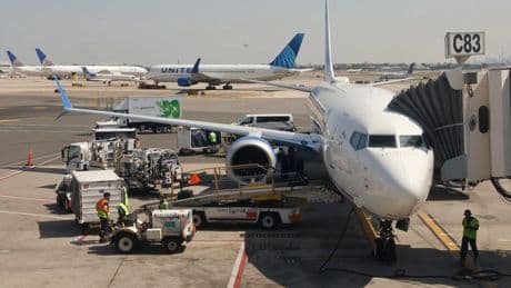 Denuncian a dos aerolíneas por vender como ventana asientos frente a una pared