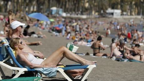 Alertan del peligro de las modas virales y bulos sobre tomar el sol: "No existe el moreno saludable"