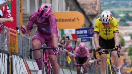 Giro d’Italia, finale al cardiopalma a Vicenza. Pedersen beffa Van Aert e Del Toro