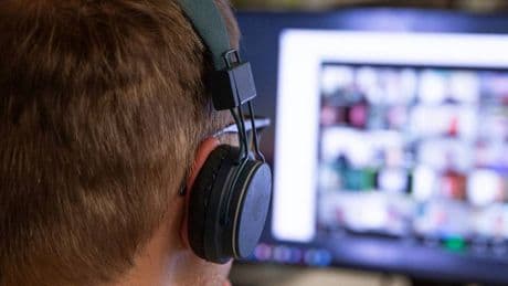 Ältere sind entspannter: Online-Konferenzen bedeuten für viele noch immer Stress