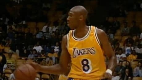 <p>Kobe Bryant, la prima maglia con i Lakers venduta per una cifra clamorosa!</p>