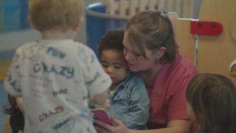 Documentaire : « Crèches, razzia sur les bébés », la course au rendement des établissements privés