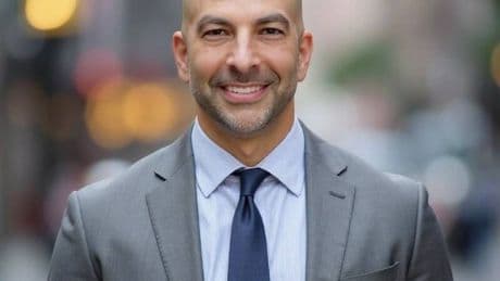 Peter Attia, doctor experto en longevidad: "Un hombre de entre 40 y 50 años debe ser capaz de mantenerse colgado durante dos minutos"
