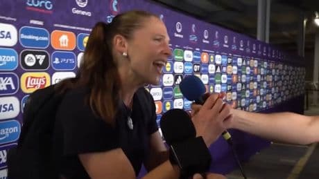Statt Interview - EM-Star singt plötzlich Welt-Hit