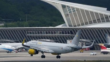 Un vuelo Bilbao-Lanzarote aterriza de urgencia en Sevilla para atender a un pasajero enfermo