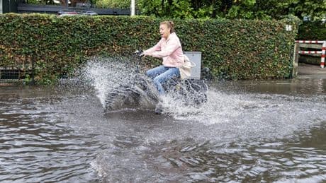 LIVE | Noodweer trekt over Nederland: delen Zandvoort ondergelopen, gemeente waarschuwt voor losgekomen putdeksels