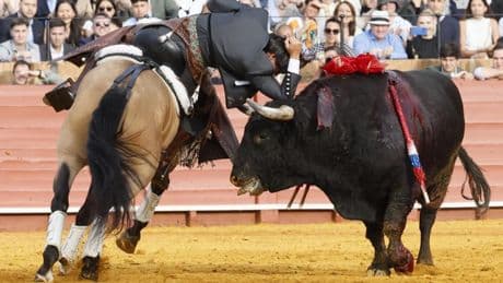 Diego Ventura y Guillermo Hermoso de Mendoza cortan sendas orejas en un espeso festejo de rejones en Sevilla