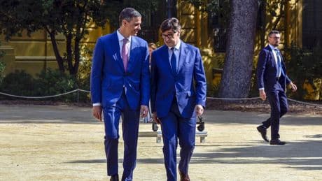 Sánchez ultima la cesión de todo el IRPF a Cataluña y sus barones se revuelven tras enterarse por la prensa