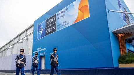 Nato, Trump mette in dubbio impegno Usa per difesa collettiva