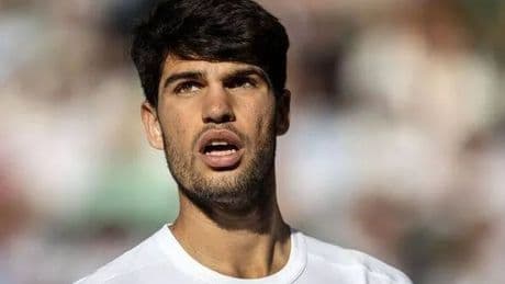 Carlos Alcaraz sent chilling Wimbledon warning as rival claims world's best are powerless to stop him
