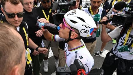 Welk mysterieus, donker drankje drinken veel Tour-renners toch telkens na de finish?