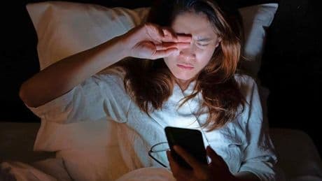 Hoe vaak mag je ’s nachts wakker worden, en hoe verander je een nare droom? Experts beantwoorden prangende slaapvragen
