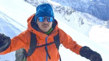 Luca Sinigaglia, stop alle operazioni di recupero: alpinista russa morta, salma dell'italiano ancora sul Podeba Peak