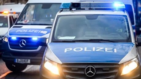 Unfall: Unter Rolltor eingeklemmt - Mann tödlich verletzt