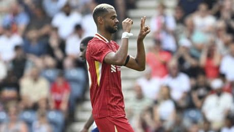 VIDEO Eerste oefenwedstrijd Liverpool met scorende Cody Gakpo emotioneel eerbetoon aan Diogo Jota