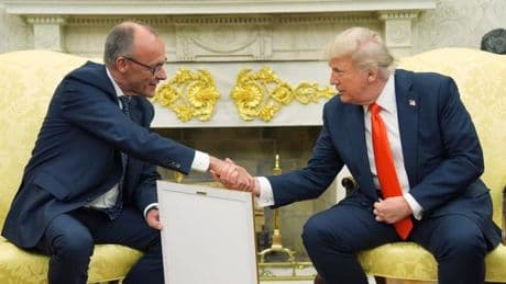 „Eine Ehre, Sie hier zu begrüßen“, sagt Trump zu Merz – die Begegnung im Video