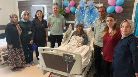53 yaşındaki kadın ikiz bebek dünyaya getirdi