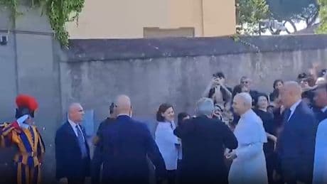Papa Leone XIV, l’arrivo a piedi a Castel Gandolfo per un periodo di riposo: “È un piacere essere qui”