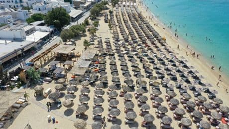 Estas son las playas europeas donde tu daiquiri y tu hamaca pueden salir hasta más caros que en Ibiza