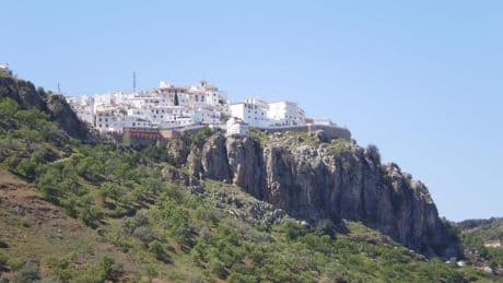 El pequeño pueblo blanco sobre una peña cuyas vistas y tradiciones han conquistado Reino Unido