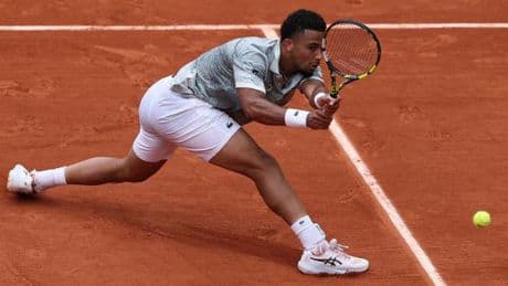 Arthur Fils, qualifié pour le deuxième tour de Roland-Garros, s’attaque « à la dure » aux sommets du tennis mondial