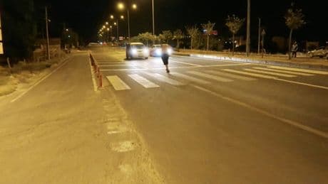Aksaray'da alkollü şahıs araçların önüne atladı