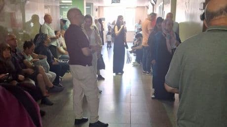 Klimasız hastane koridorlarında hastalar zor anlar yaşıyor