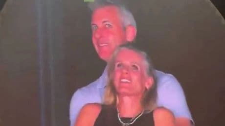 Gehörnter Ehemann ist schwerreich - „Kiss Cam“-Frau reicht Scheidung ein