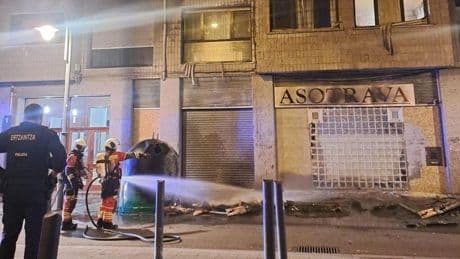Dos heridos por inhalación de humo tras el incendio de un contenedor en Zorroza