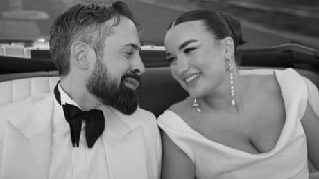 La boda de Eme de Amores y Muna en Granada: religiosa, 350 invitados y con un ramo de Lego