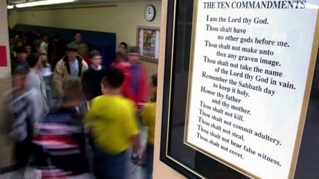 États-Unis : pourquoi l’affichage des Dix Commandements dans les écoles fait polémique ?