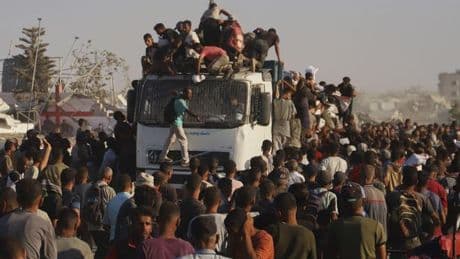 Al menos 20 muertos y decenas de heridos al volcar un camión con ayuda humanitaria en la Franja de Gaza